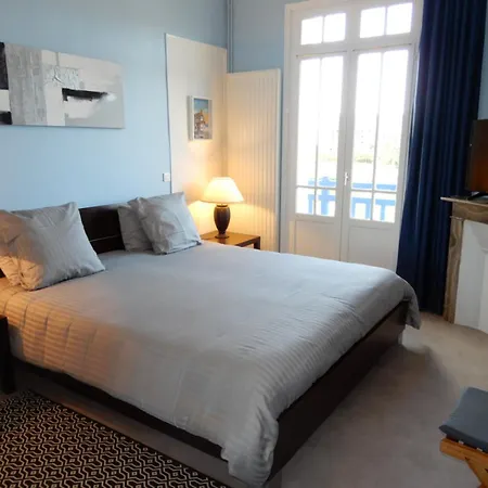 Caprices De Lit King Size Balneo Vue Degagee A Les Bains 300 M Petit Dejeuner Servi En En Option * Mers-les-Bains