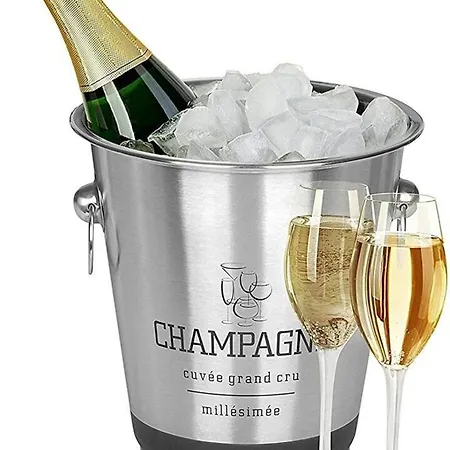 Caprices De Lit King Size Balnéo Vue Dégagée à Les Bains 300 M Petit Déjeuner Servi En En Option Casa de hóspedes