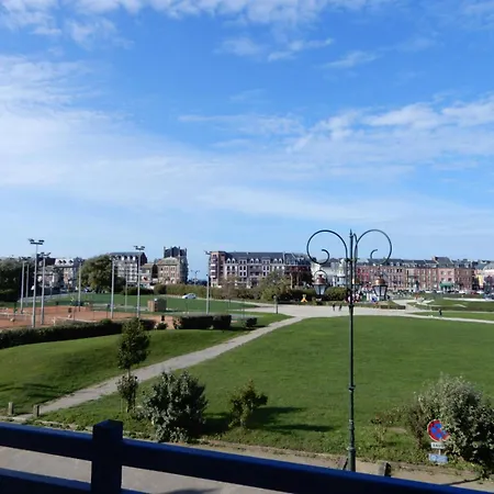 Caprices De Lit King Size Balneo Vue Degagee A Les Bains 300 M Petit Dejeuner Servi En En Option